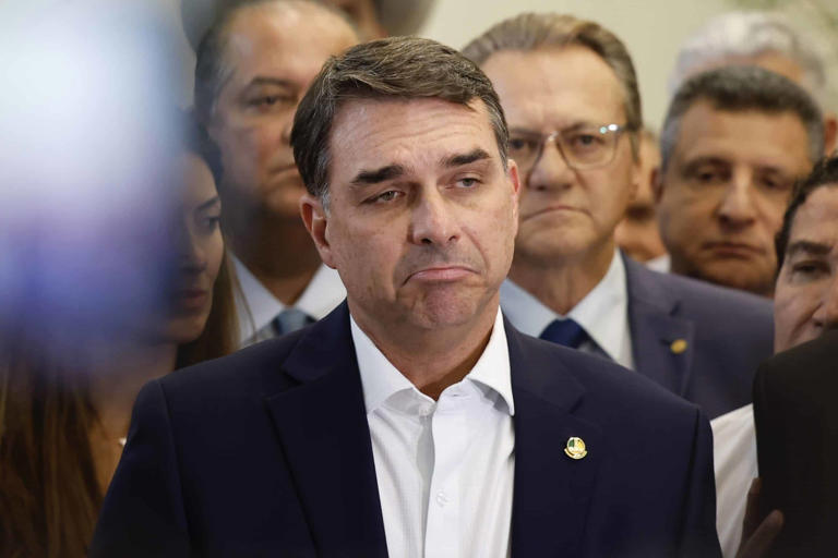 Fuga: PF é acionada para apreender passaporte de Flávio Bolsonaro, que planeja viagem aos EUA