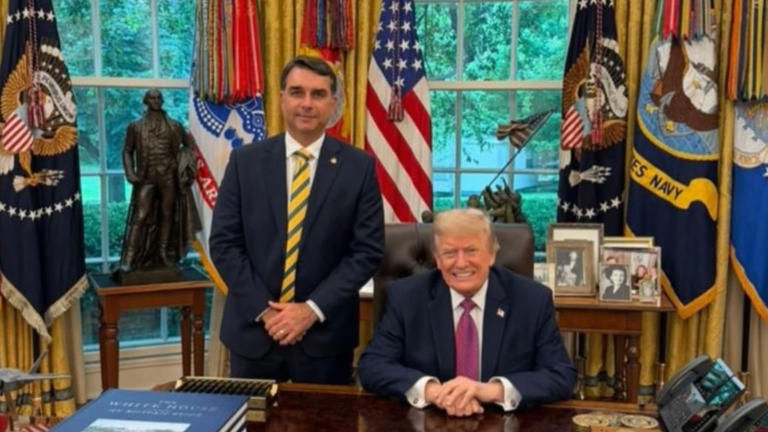 Flávio Bolsonaro é recebido por Donald Trump
