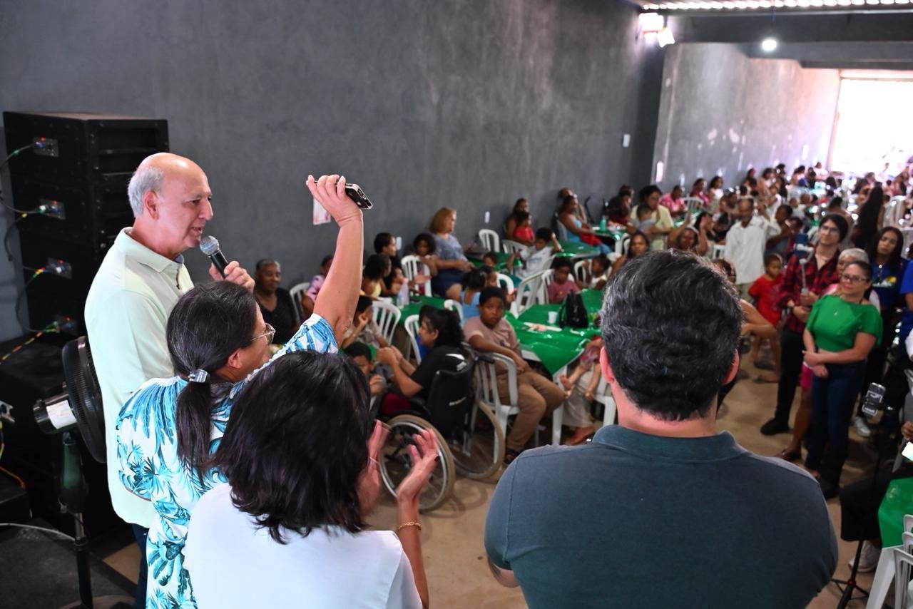 Arruda defende programas sociais e regularização de Santa Luzia em encontro de Dia das Mães na Estrutura 