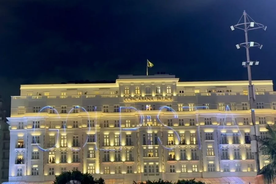 Fachada de hotel onde Shakira se hospeda é alvo de manifestantes