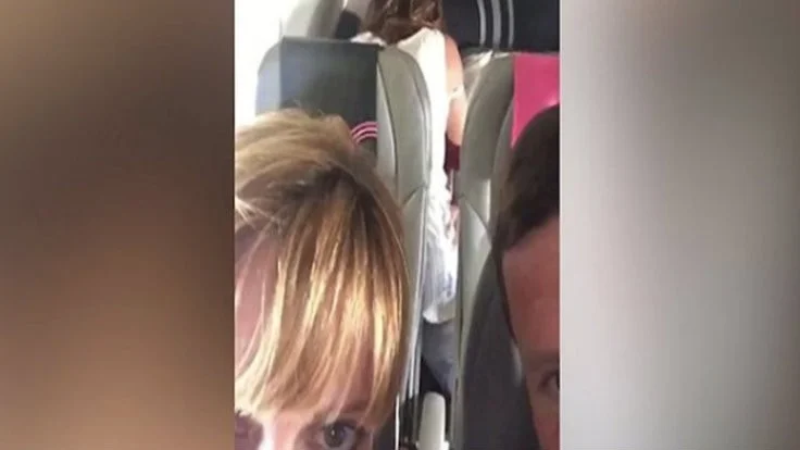 Casal é preso ao tentar fazer sexo dentro de avião na Argentina
