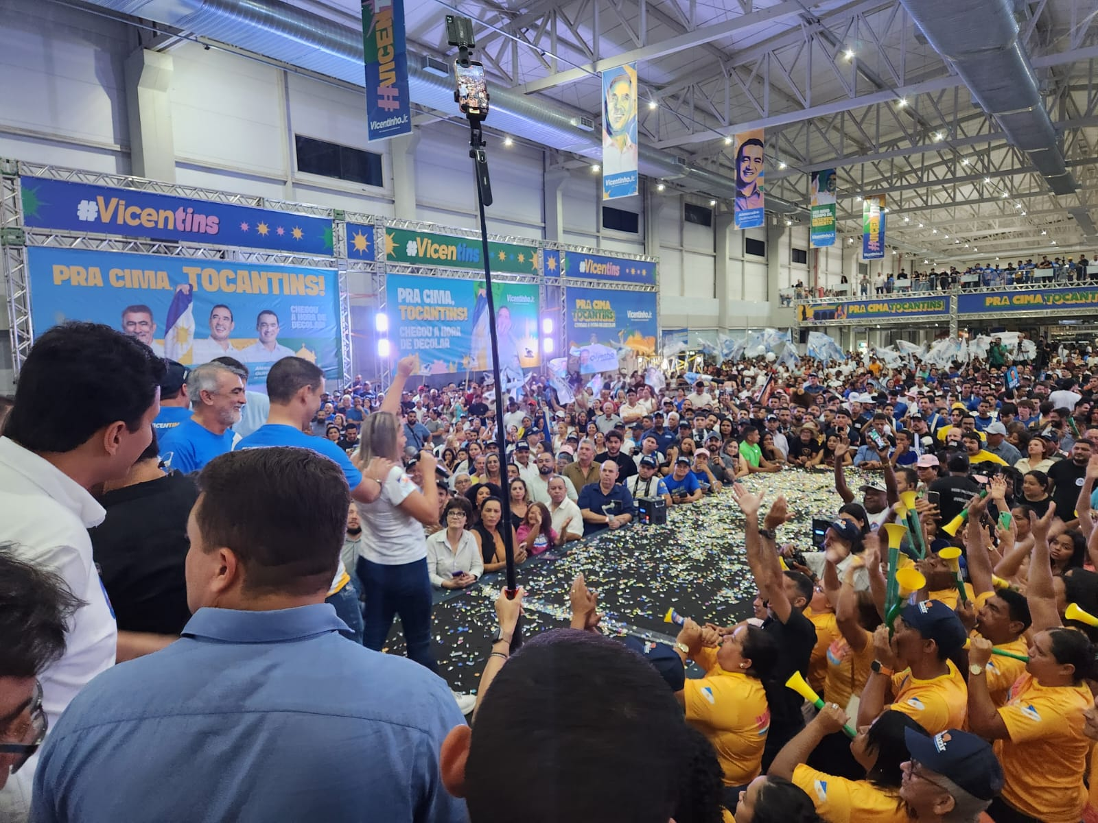 Multidão lota Centro de Convenções de Araguaína em ato com Vicentinho, Amélio e Alexandre Guimarães