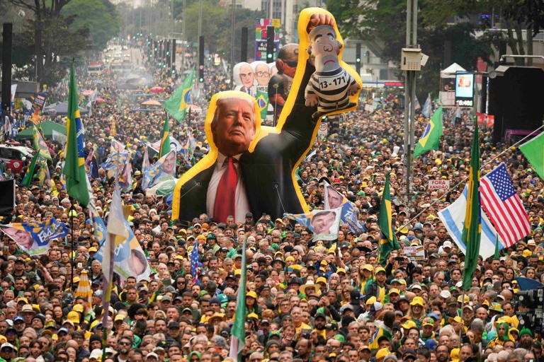 Ato de Flávio Bolsonaro na av. Paulista vira protesto contra Moraes: ‘Última semana me fez estar aqui’