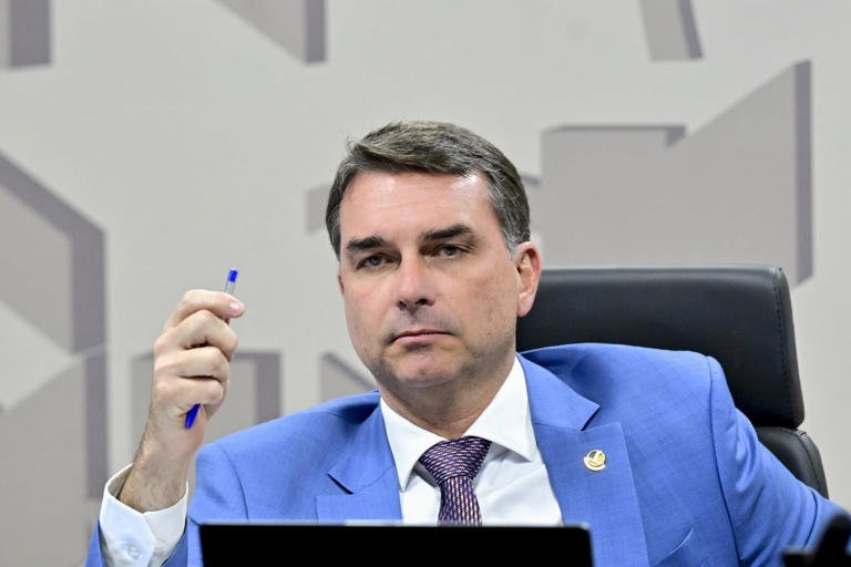 Lindbergh quer bloquear R$ 72 milhões de Flávio Bolsonaro