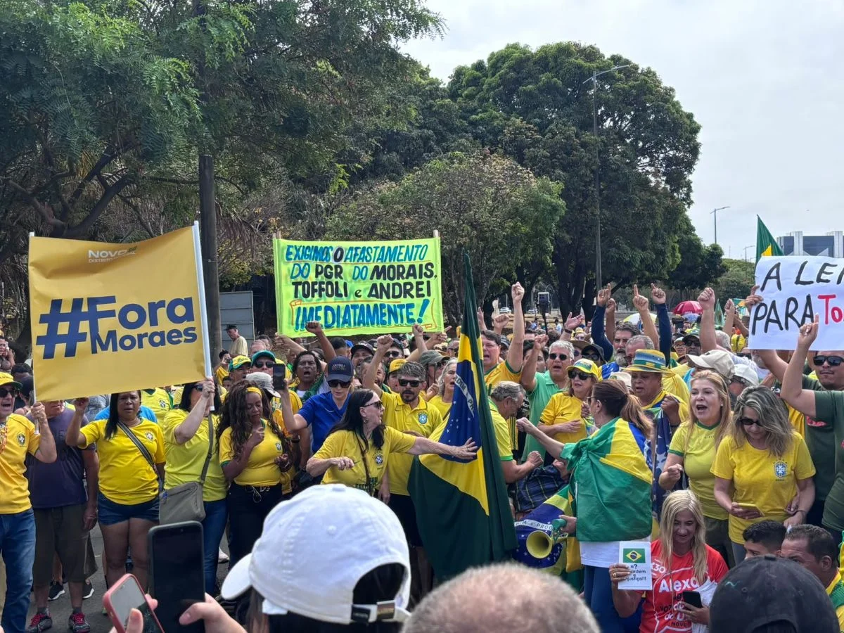 Ato em Brasília pede impeachment de Moraes
