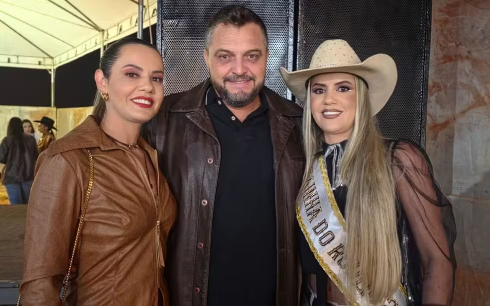 Gêmea que vive em trisal com irmã: ‘Não tem bagunça’