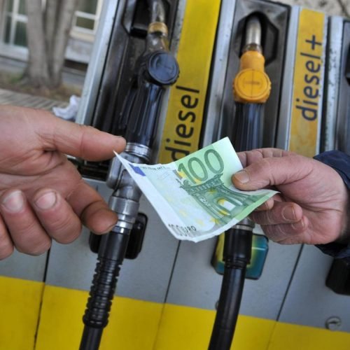 Preços do petróleo disparam após novos ataques dos EUA ao Irã