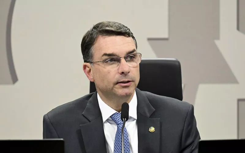 Flávio Bolsonaro é vaiado e manda beijo a manifestante