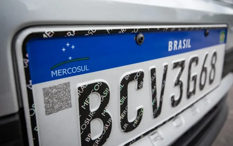Mudança nas placas de veículos poderá gerar custos e preocupa motoristas