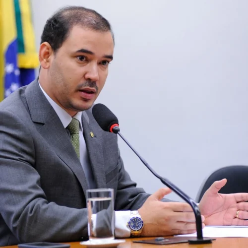 Vicentinho Júnior destina recursos e propõe leis para fortalecer os direitos das mulheres Tocantinenses