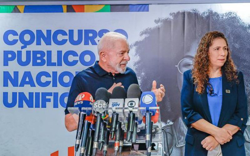 Governo Lula concede reajuste salarial a servidores federais