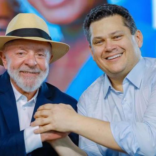 Alcolumbre ( à esquerda de Lula) cobra fatura alta para garantir apoio à Lula
