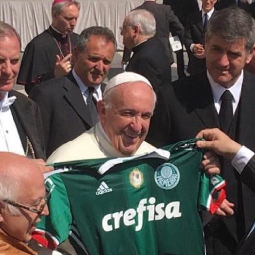 Jogador do Palmeiras presta homenagem ao Papa Francisco com camisa do San Lorenzo