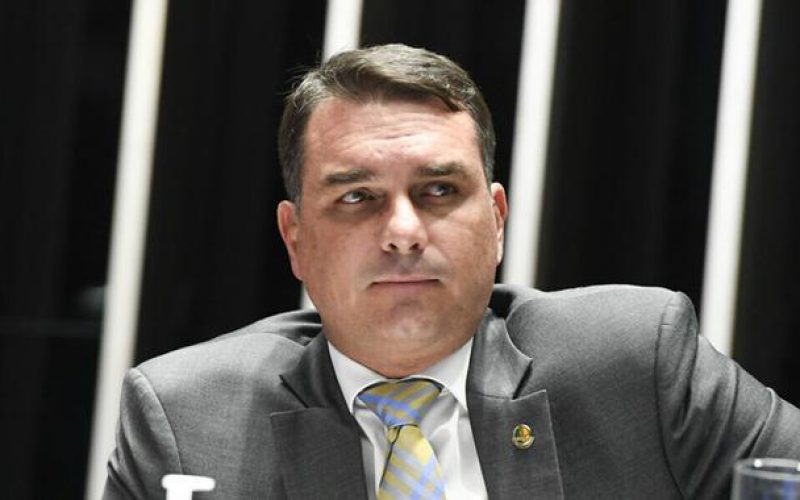 Flávio Bolsonaro apresenta pedido de impeachment de Alexandre de Moraes ao Senado Federal