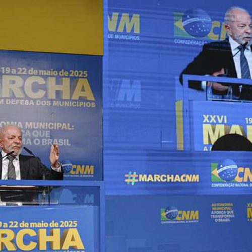 Lula rouba a cena na abertura da marcha dos prefeitos