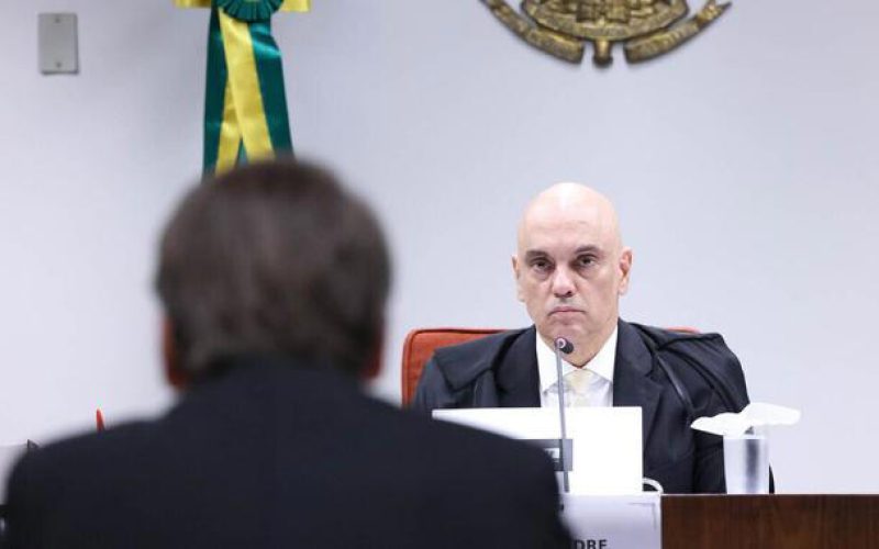 PF encontra pen drive escondido no banheiro de Bolsonaro e petição da Rumble contra Moraes