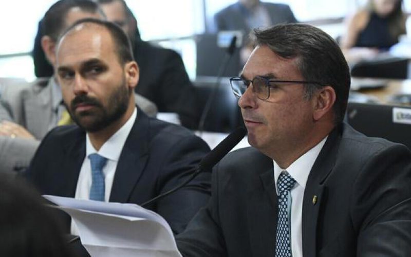 Depois de ação da PF contra Bolsonaro, Flávio recua e pede que Trump suspenda o tarifaço