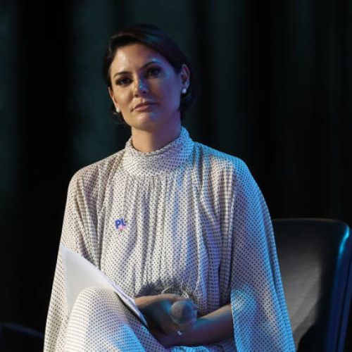 Michelle chora, diz que ora por Moraes
