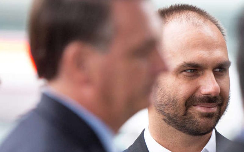 Eduardo Bolsonaro: “Com meu pai fora, eu sou o candidato à Presidência”
