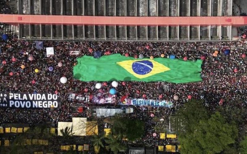 Em resposta ao bolsonarismo, manifestantes estendem bandeira do Brasil na Paulista