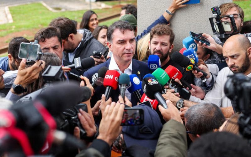 Flávio é escolhido por Bolsonaro como candidato à presidência da República
