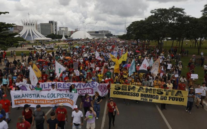 Ato de Brasília contra projeto que reduz pena de Bolsonaro tem críticas a Motta