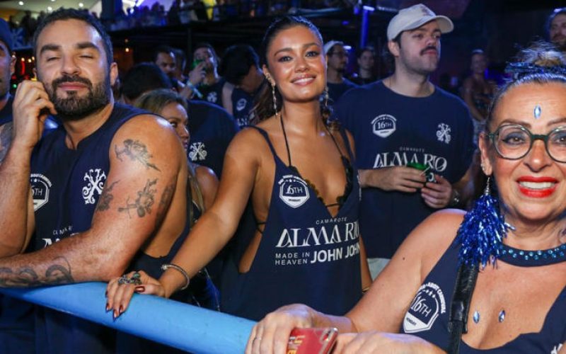 Carnaval no Rio: famosos curtem 2ª noite de desfiles na Sapucaí