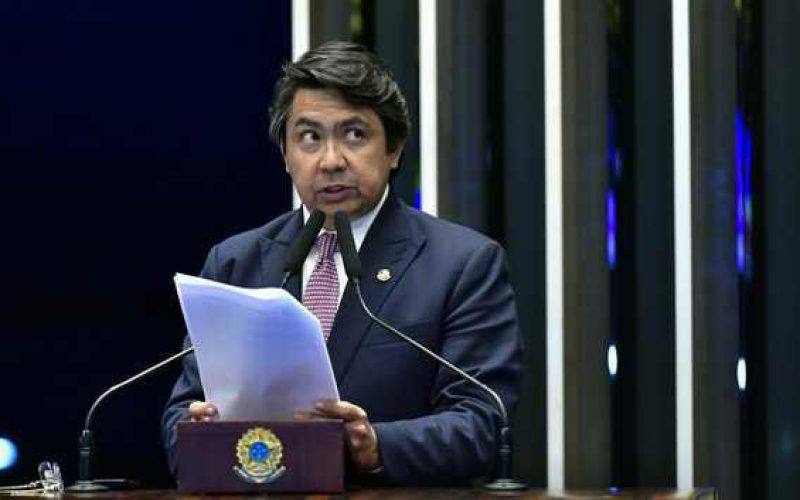 Senador com CNH vencida e carro sem placas ameaça PMs e tenta fugir
