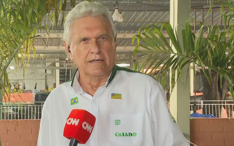Caiado responde Leite sobre posição política e diz que tem “identidade”