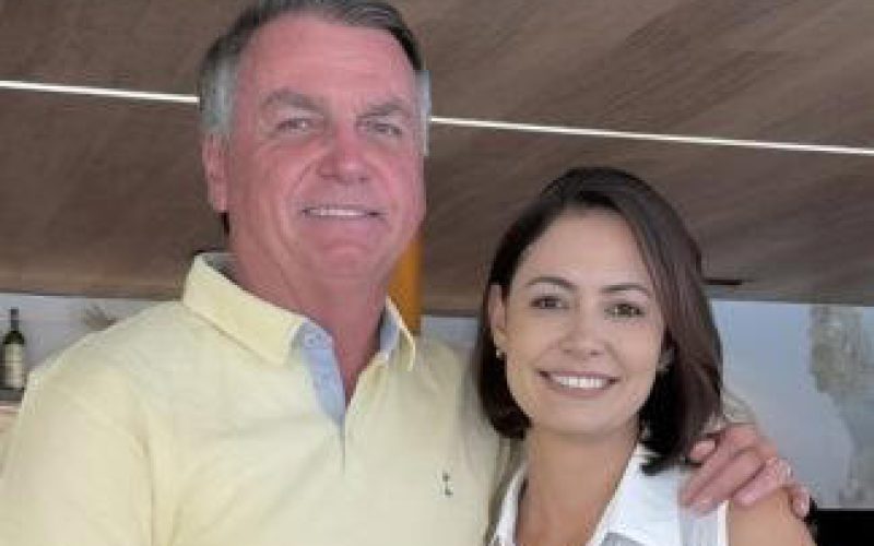 Bolsonaro troca Michelle