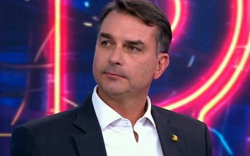 Flávio Bolsonaro desmente fake news e fala sobre ameaça de morte