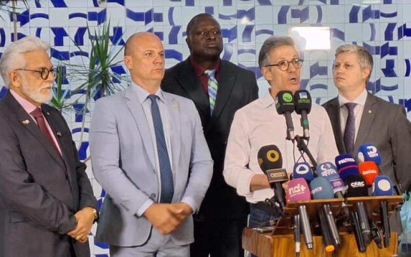 Flávio Bolsonaro e Caiado poupam munição contra ministros, e Zema se firma como candidato anti-STF