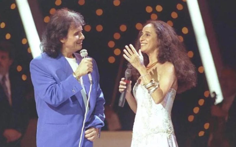 Roberto Carlos faz 85 anos e recebe homenagem de Maria Bethânia