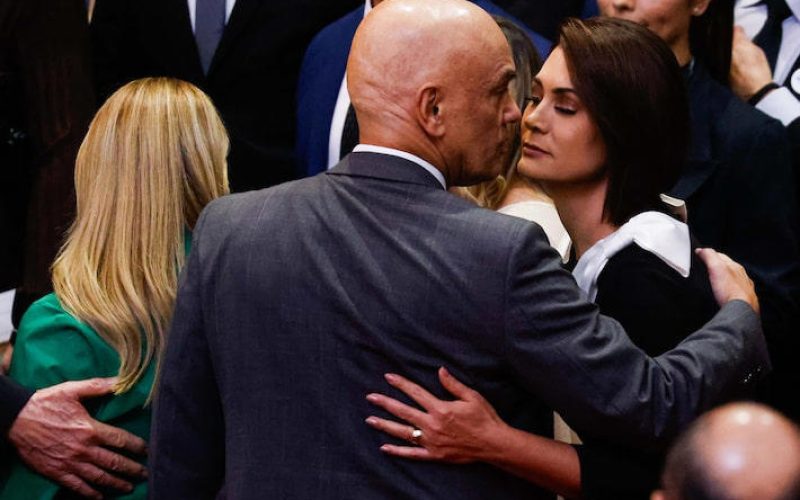 Michelle Bolsonaro chama Moraes de ‘irmão em Cristo’ 
