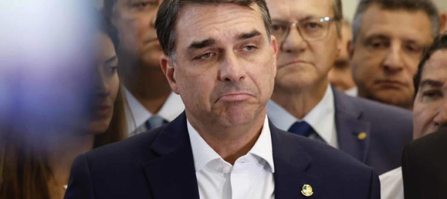 Fuga: PF é acionada para apreender passaporte de Flávio Bolsonaro, que planeja viagem aos EUA