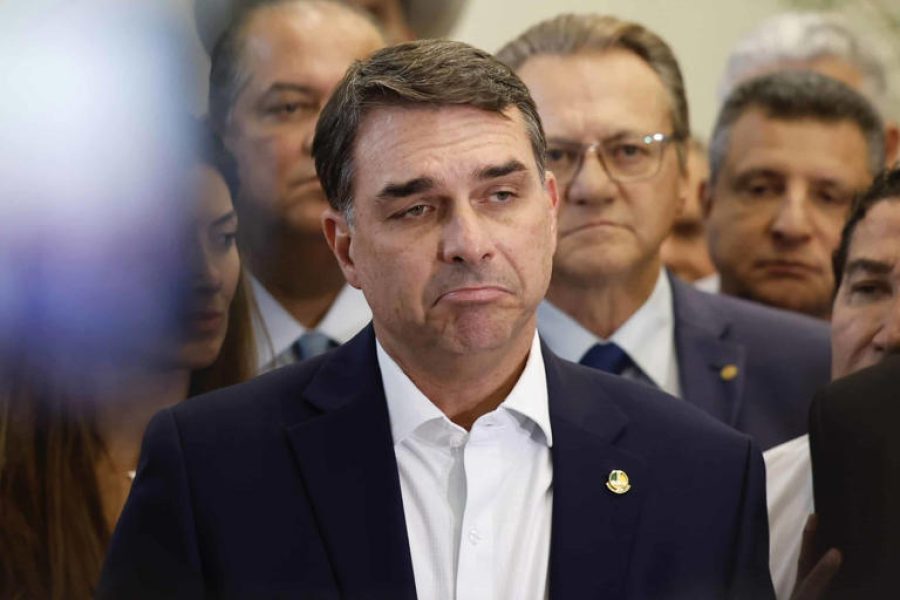 Fuga: PF é acionada para apreender passaporte de Flávio Bolsonaro, que planeja viagem aos EUA