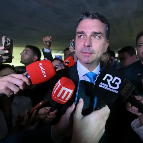 Flávio Bolsonaro recusa proteção da PF e ataca diretor-geral