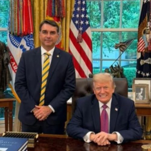Flávio Bolsonaro é recebido por Donald Trump