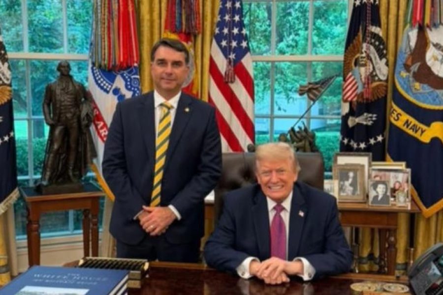 Flávio Bolsonaro é recebido por Donald Trump