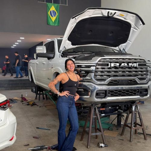 Ana Castela chora ao ver caminhonete personalizada: ‘Nunca imaginei que poderia ter’