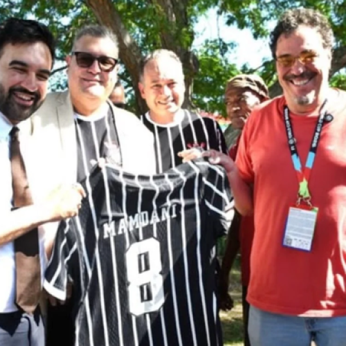 Prefeito de Nova York recebe camisa do Corinthians após elogiar Sócrates e a Democracia Corintiana