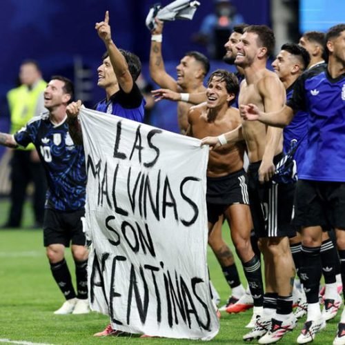 Jogadores argentinos exibem faixa política sobre as Malvinas após partida contra a Inglaterra