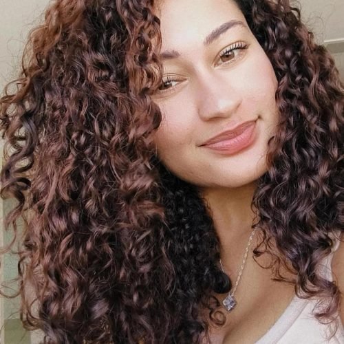 Quem é Emiliane, jovem encontrada amordaçada e acorrentada após ser sequestrada