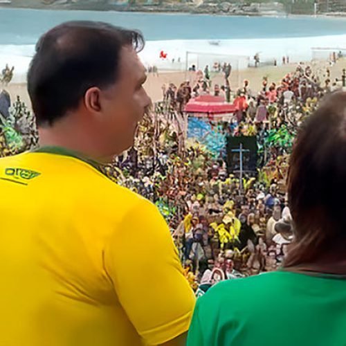 Cansado, com medo e debaixo de vaias, Flávio Bolsonaro  fala para público reduzido
