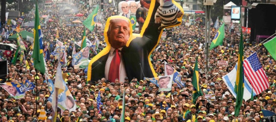 Ato de Flávio Bolsonaro na av. Paulista vira protesto contra Moraes: ‘Última semana me fez estar aqui’