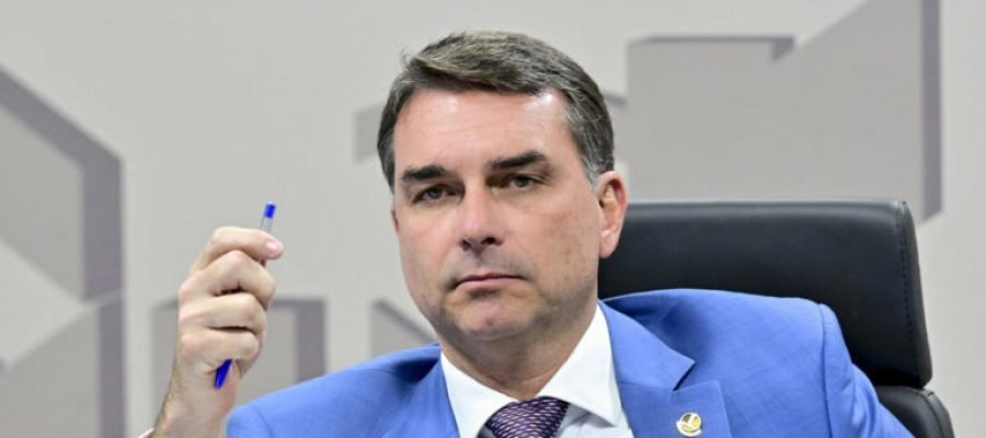 Lindbergh quer  bloquear R$ 72 milhões de Flávio Bolsonaro