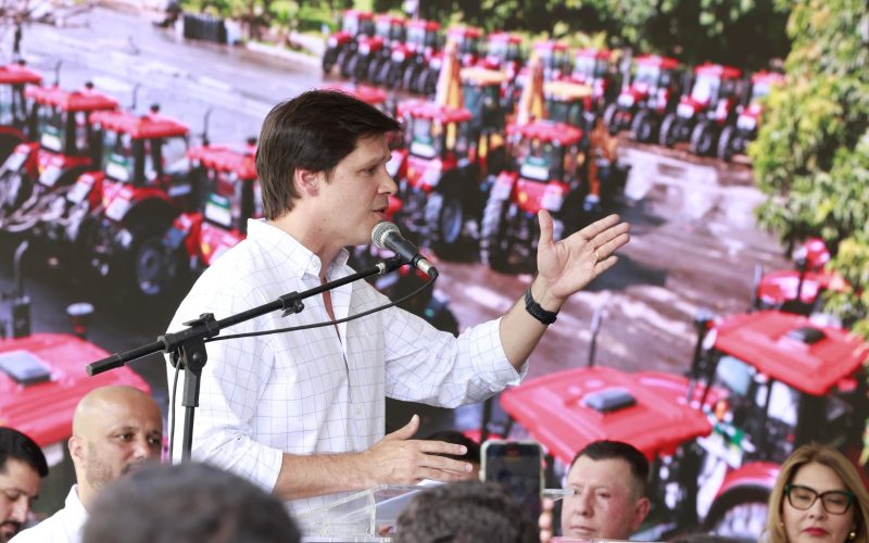 Governo de Goiás entrega maquinários a 23 municípios
