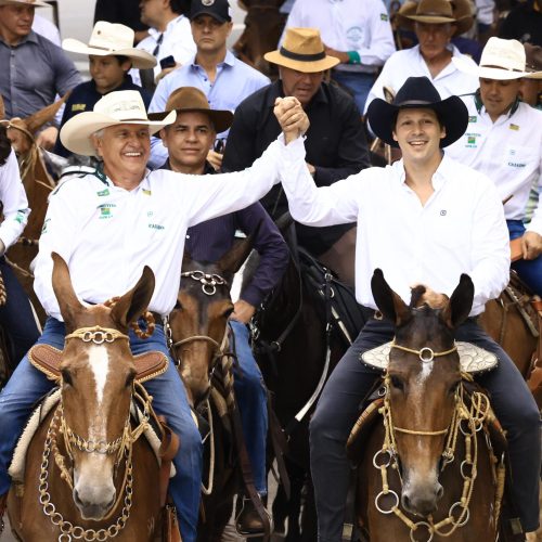 Caiado e Daniel Vilelaprestigiam cavalgada do 2º Encontro de Comitivas de Goiás