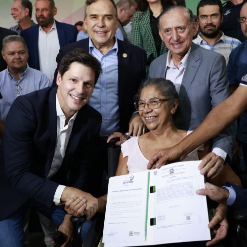 Daniel Vilela e Sandro Mabel entregam 700 escrituras a famílias de Goiânia