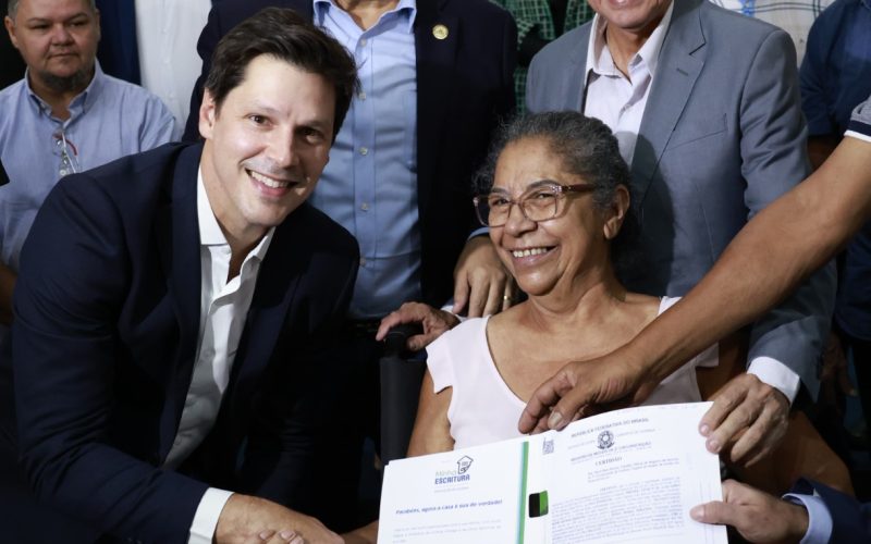 Daniel Vilela e Sandro Mabel entregam 700 escrituras a famílias de Goiânia